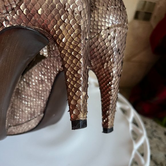 Stuart Weitzman Women's Brown Taupe Snake Scale Peep Toe Heels - Picture 8 of 9